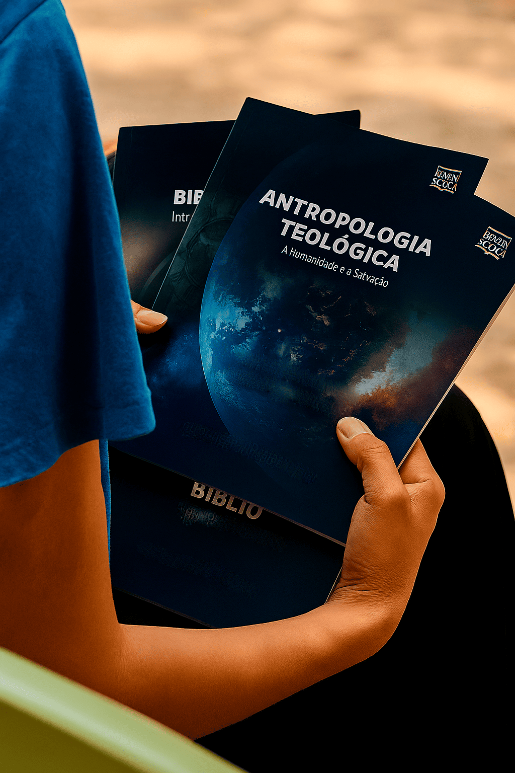 Estudante segurando apostilas de teologia.